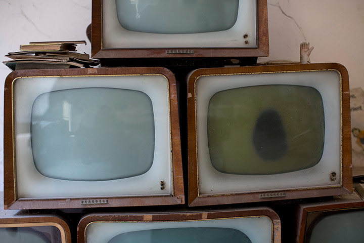 old-televisions-in-a-comm-009.jpg