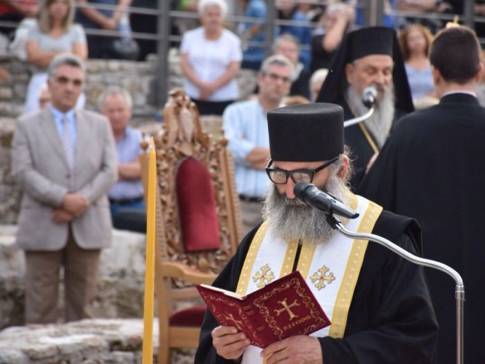 ΜΕΓΑΣ-ΑΡΧΙΕΡΑΤΙΚΟΣ-ΣΤΟΝ-ΤΑΦΟ-ΤΟΥ-ΑΓΙΟΥ-ΑΧΙΛΛΙΟΥ-5.jpg