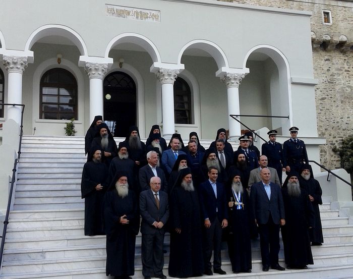 Ο πρόεδρος της ΝΔ Κυριάκος Μητσοτάκης φωτογραφίζεται με τα μέλη της Ιεράς Κοινότητας κατά τη διάρκεια της προσκυνηματικής επίσκεψής του στο Άγιον Όρος, την Πέμπτη 17 Νοεμβρίου 2016. Ο Κ. Μητσοτάκης έφτασε στις Καρυές όπου τον υποδέχθηκε η Ιερά Κοινότητα και ο πολιτικός διοικητής του Αγίου Όρους Αρίστος Κασμίρογλου, επισκέφθηκε τον ιερό ναό στο Πρωτάτο και τα γραφεία Ιεράς Κοινότητας και στη συνέχεια θα επισκεφθεί τις Μονές, Ιβήρων, Σταυρονικήτα και Ξενοφώντος στην οποία και θα διανυκτερεύσει. ΑΠΕ-ΜΠΕ/ΑΠΕ-ΜΠΕ/STR