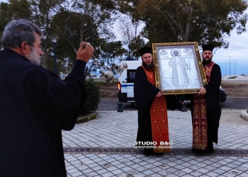 Με ιδιαίτερη λαμπρότητα ο Δήμος Ναυπλιέων εορτάζει τον προστάτη της πόλης του Ναυπλίου Άγιο Αναστάσιο, Κυριακή 29 Ιανουαρίου 2023. Την προπαραμονή της εορτής έγινε η μεταφορά της θαυματουργής εικόνας του Αγίου από τον παλαιό ιστορικό ναό του Γενεσίου της Θεοτόκου, εκεί που μαρτύρησε ο Άγιος Αναστάσιος το 1655 από τους Τούρκους στον νέο ναό του Αγίου. Σε μια σεμνή τελετή ο Ιερέας του ναού της παναγίας π. Διονύσιος Ταμπάκης παρέδωσε την Ιερή εικόνα στον Ιερέα του νέου ναού του Αγίου Αναστασίου , π. Κωνσταντίνο Οικονόμου και τον εφημέριο του Αγίου Νεκταρίου Ναυπλίου π. Βασίλειο Γκολέμη. Η μεταφορά έγινε τιμητικά με όχημα της Αστυνομίας και την συνοδεία αστυνομικών της τροχαίας Ναυπλίου . Η εικόνα μετά την μεταφορά της τοποθετήθηκε σε ειδικό κουβούκλιο και τέθηκε προς προσκύνηση και στην συνέχεια εψάλει η Ιερά Παράκληση του Αγίου.