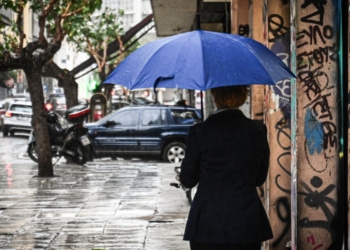 Κόσμος περπατά κρατώντας ομπρέλες, σε διάβαση στο κέντρο της Αθήνας, κατά την διάρκεια βροχόπτωσης, Παρασκευή 15 Νοεμβρίου 2024. (ΚΩΣΤΑΣ ΤΖΟΥΜΑΣ/EUROKINISSI)