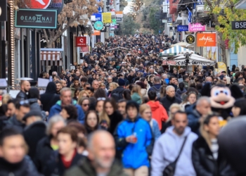 ΟΔΟΣ ΕΡΜΟΥ ΑΥΞΗΜΕΝΗ ΚΙΝΗΣΗ ΠΛΗΘΟΣ ΚΟΣΜΟΥ ΓΙΑ ΧΡΙΣΤΟΥΓΕΝΝΙΑΤΙΚΕΣ ΑΓΟΡΕΣ (ΓΙΑΝΝΗΣ ΠΑΝΑΓΟΠΟΥΛΟΣ/ EUROKINISSI)